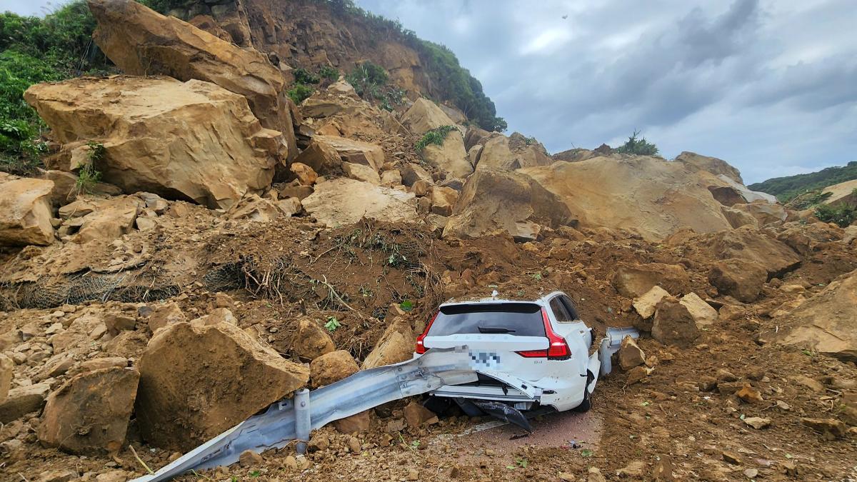 基隆瞬間山崩!駕駛驚險逃生「血濺上衣」 喊:前面還有車
