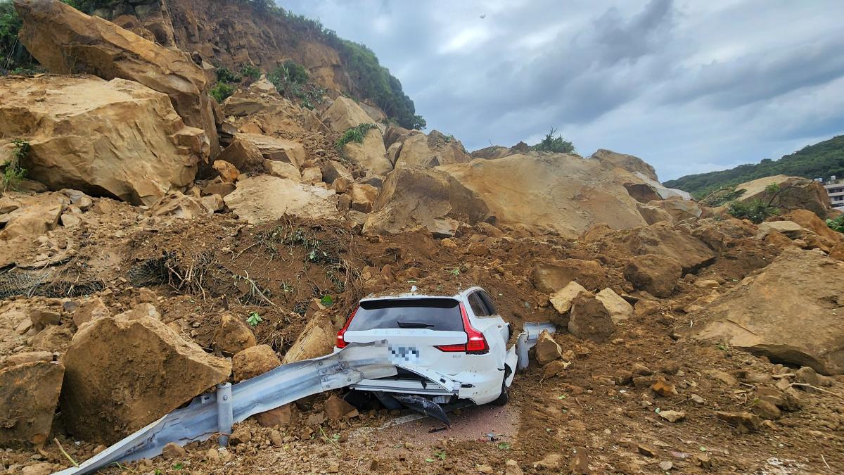 基隆山崩，白色轎車遭掩埋。（圖／民眾提供）