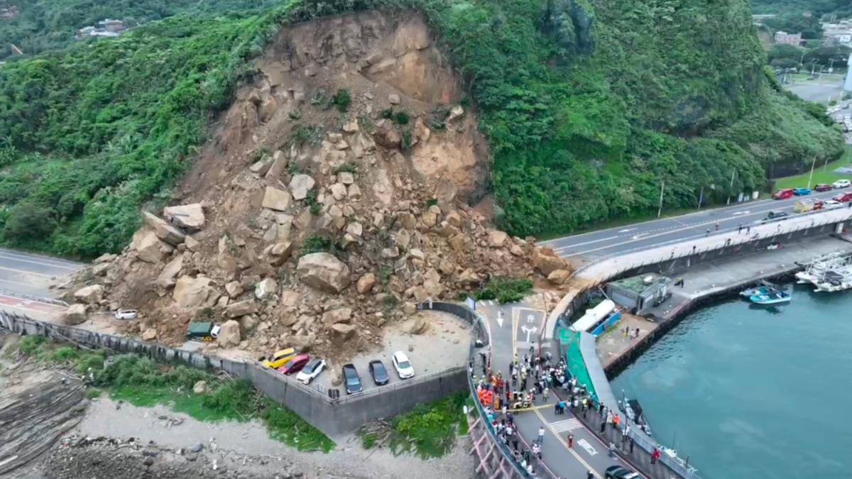 基隆潮境公園路口山崩空拍畫面。(圖/TVBS)