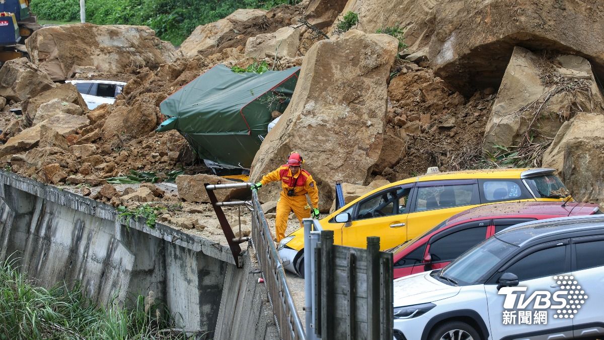 巨石掉落砸毀下方多輛汽車,搜救人員在瓦礫堆中搜尋。(圖/葉志明攝)