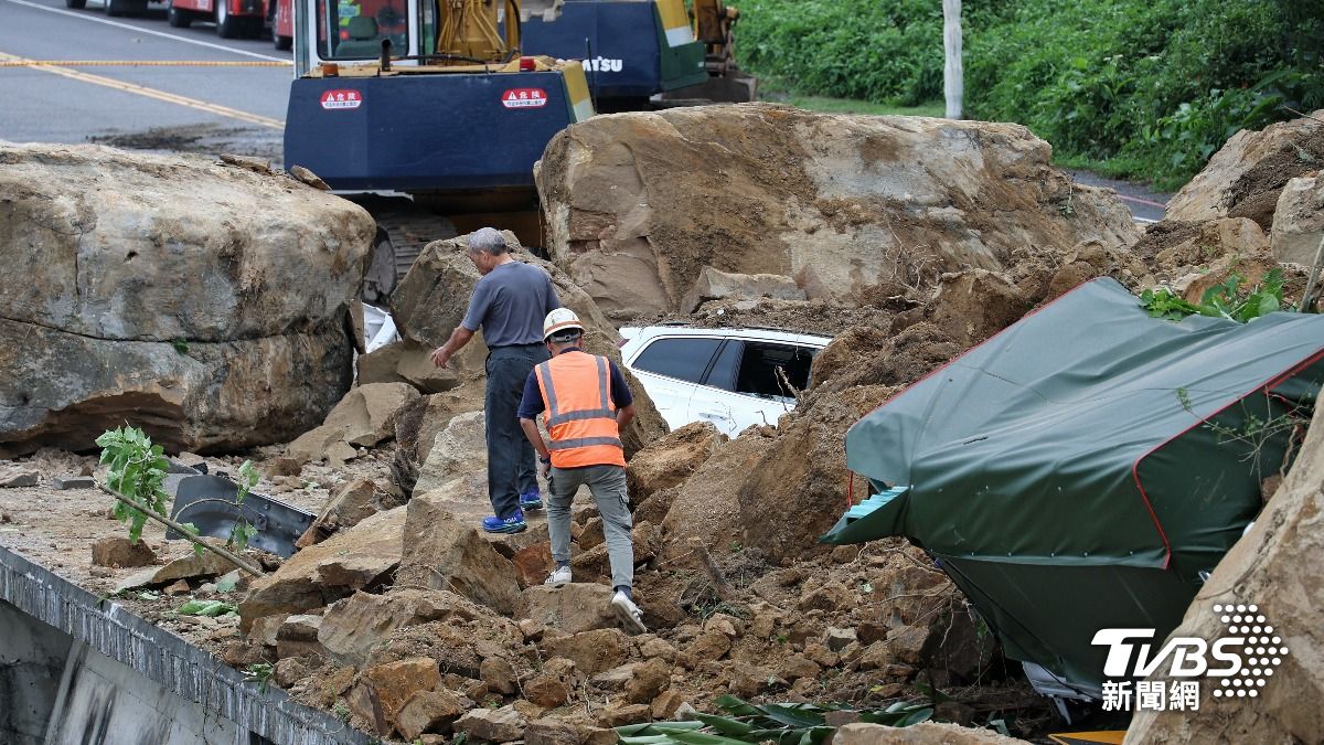 大面積山壁、巨石不斷掉落,砸毀下方多輛汽車。(圖/葉志明攝)