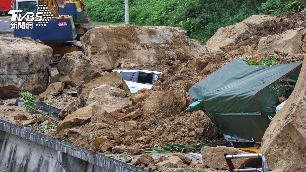 基隆山崩瞬間壓11車無崩塌徵兆 專家:坍塌面積「約4座籃球場」