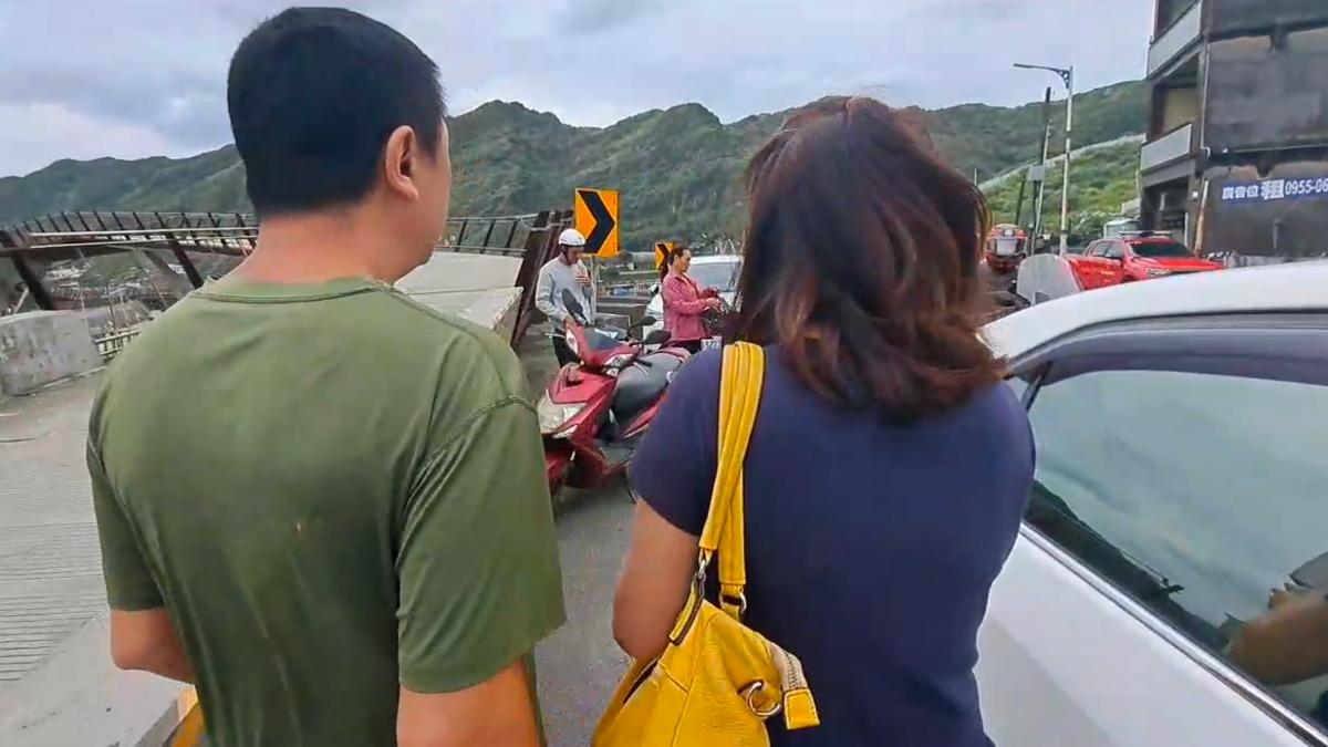 家住台北萬華的林姓駕駛帶著老婆及毛小孩出遊,但遇上山崩。(圖/TVBS)