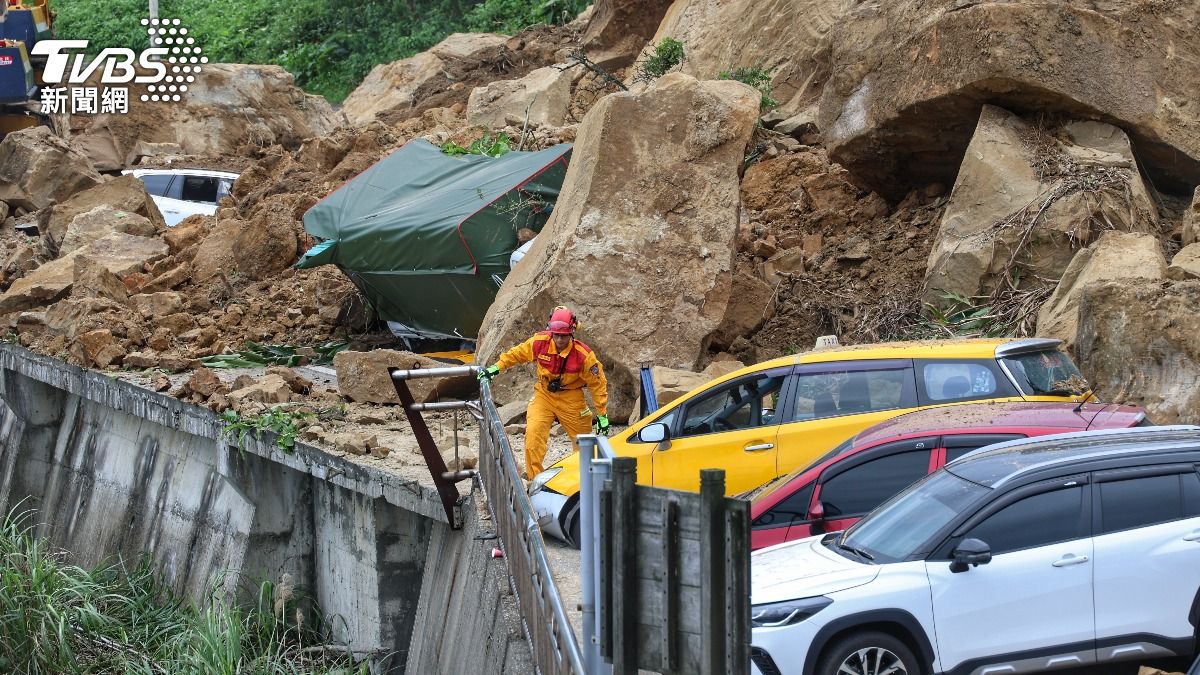 左側白色轎車林姓駕駛驚呼,連倒車都來不及。(圖/葉志明攝)