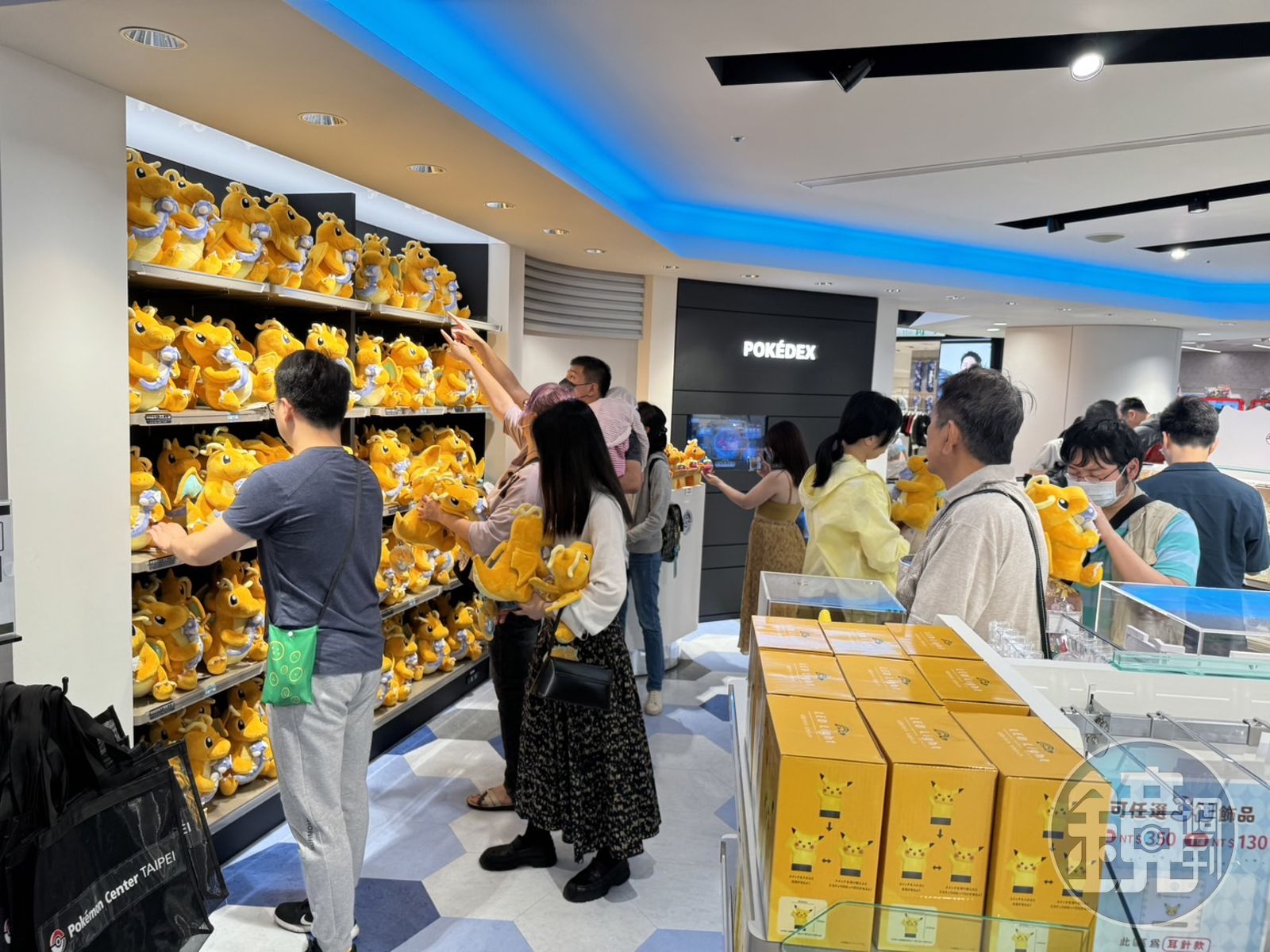 台灣寶可夢中心今天將「大器晚成」快龍絨毛玩偶補齊，網路上的黃牛價格持續崩跌中。（圖／鏡週刊）