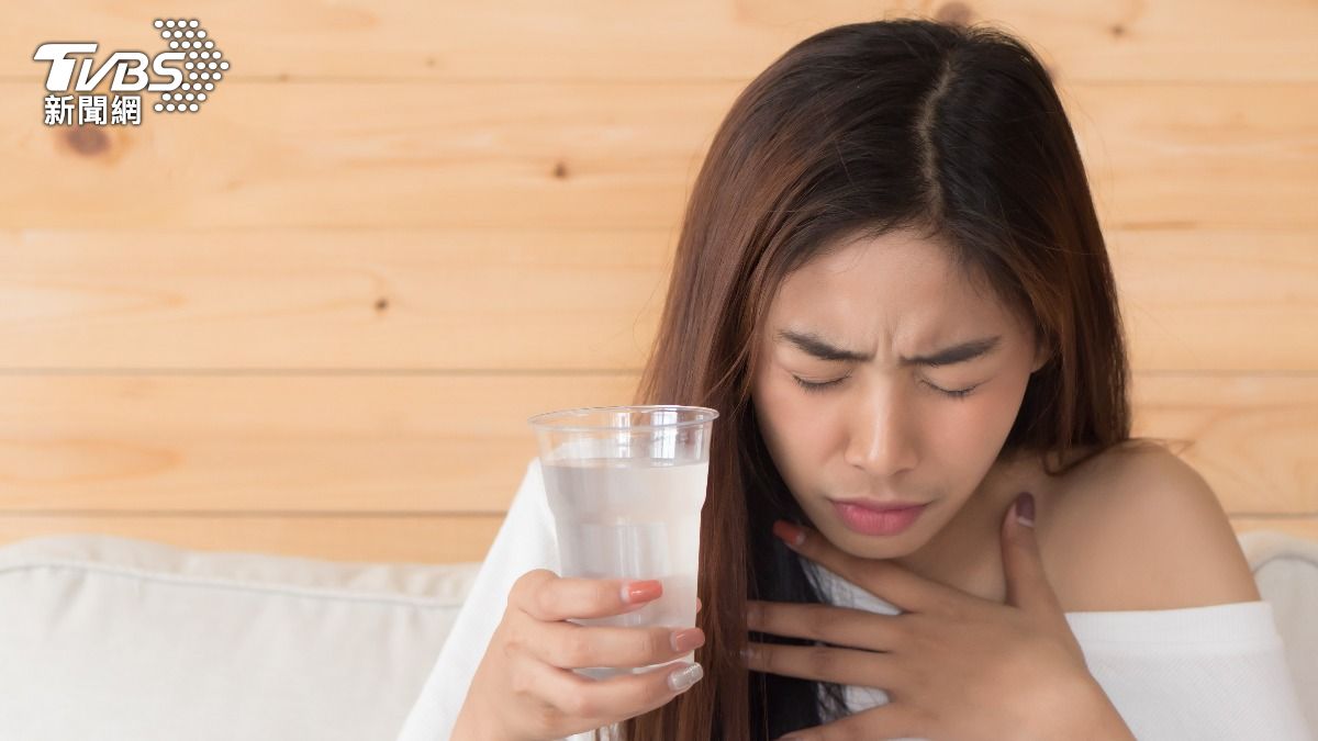吃東西嗆到怎麼辦?千萬別拍背、喝水 專家:「盡量咳」才對