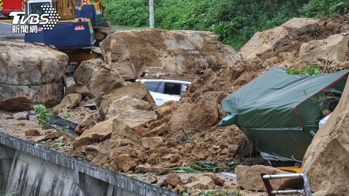 多部轎車、一台機車被吞噬。(圖/葉志明攝)