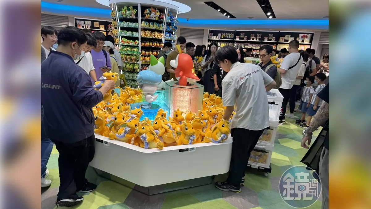 快龍玩偶曾飆5千天價!台寶可夢中心「補貨堆整牆」 黃牛臉綠了