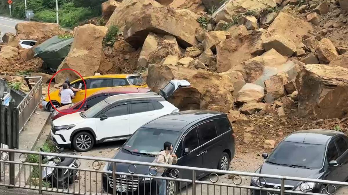 鄧姓男子將愛妻抱出車外。（圖／民眾提供）