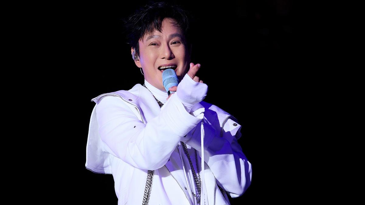 來不及反應!張信哲唱一半「蚊子」速飛入口 親揭驚人吞蟲史