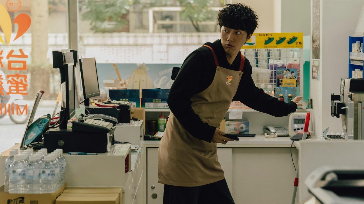 《幸福房屋事件簿》菜鳥房仲蔡凡熙撞鬼。（圖／逆光電影股份有限公司提供）