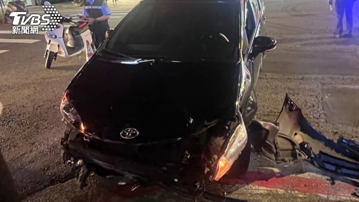 萬芳醫院旁車禍!轎車轉彎撞機車 「突衝向路人」釀6傷