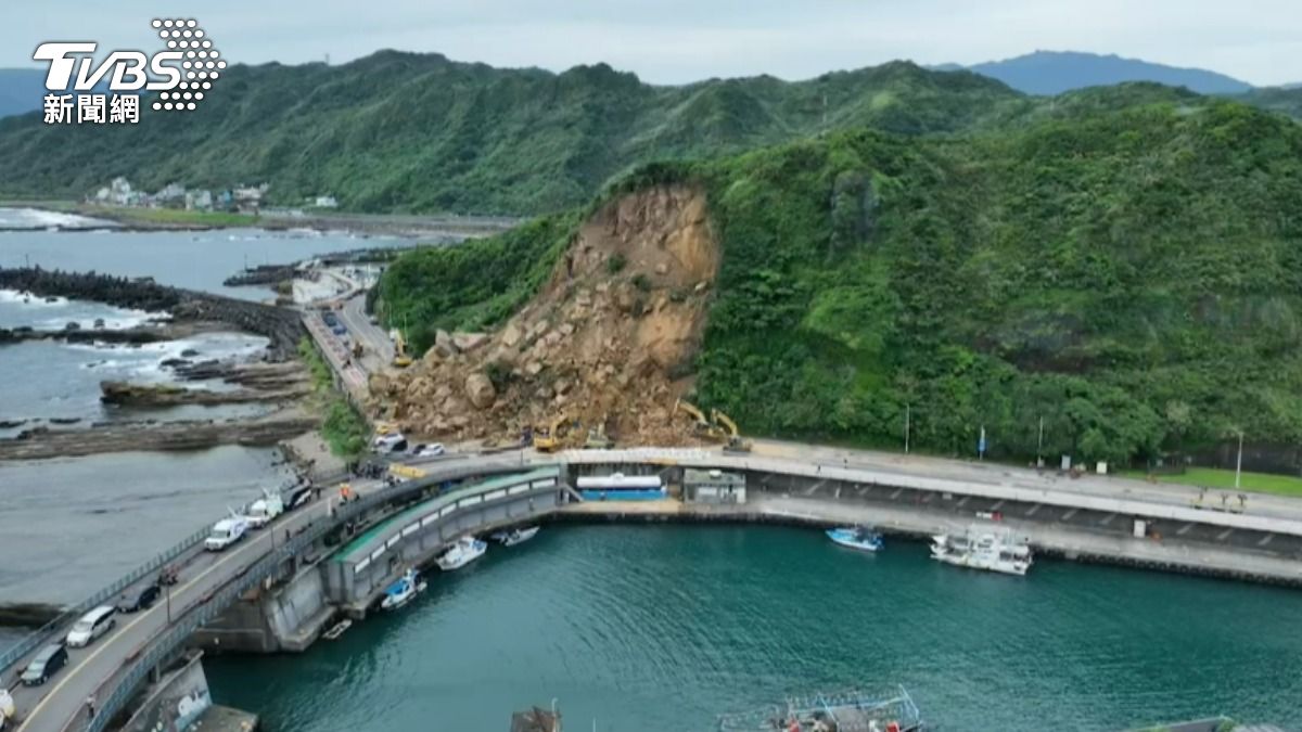 基隆山崩驚險一瞬間相當驚人。（圖／TVBS）