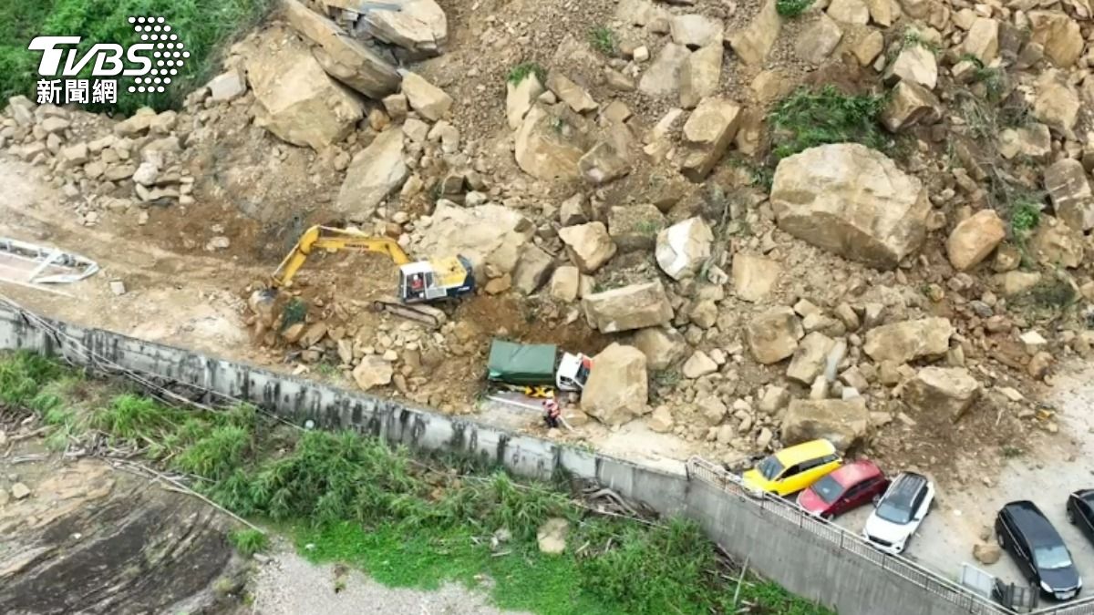 基隆山崩波及不少停在路段上的車輛。（圖／TVBS）