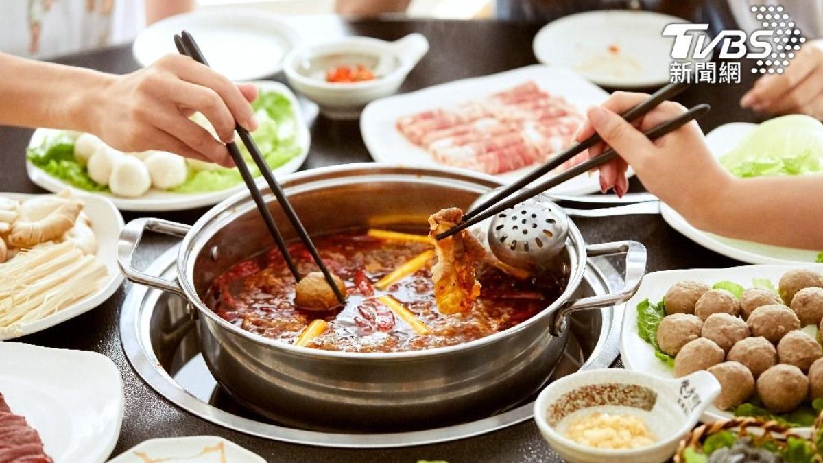 許多網友表示,夏天吹冷氣吃火鍋是一種另類的享受。(示意圖/shutterstock達志影像)