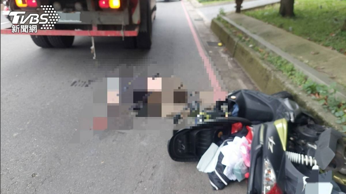 快訊/淡水死亡事故!28歲騎士自摔倒地 慘遭後方卡車輾爆頭
