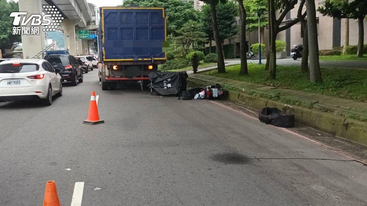 騎士自摔後遭後方卡車輾過頭部,當場死亡。(圖/TVBS)