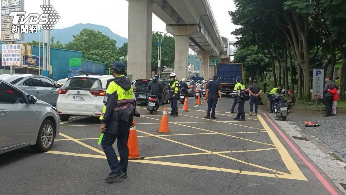 騎士自摔後遭後方卡車輾過頭部,當場死亡。(圖/TVBS)