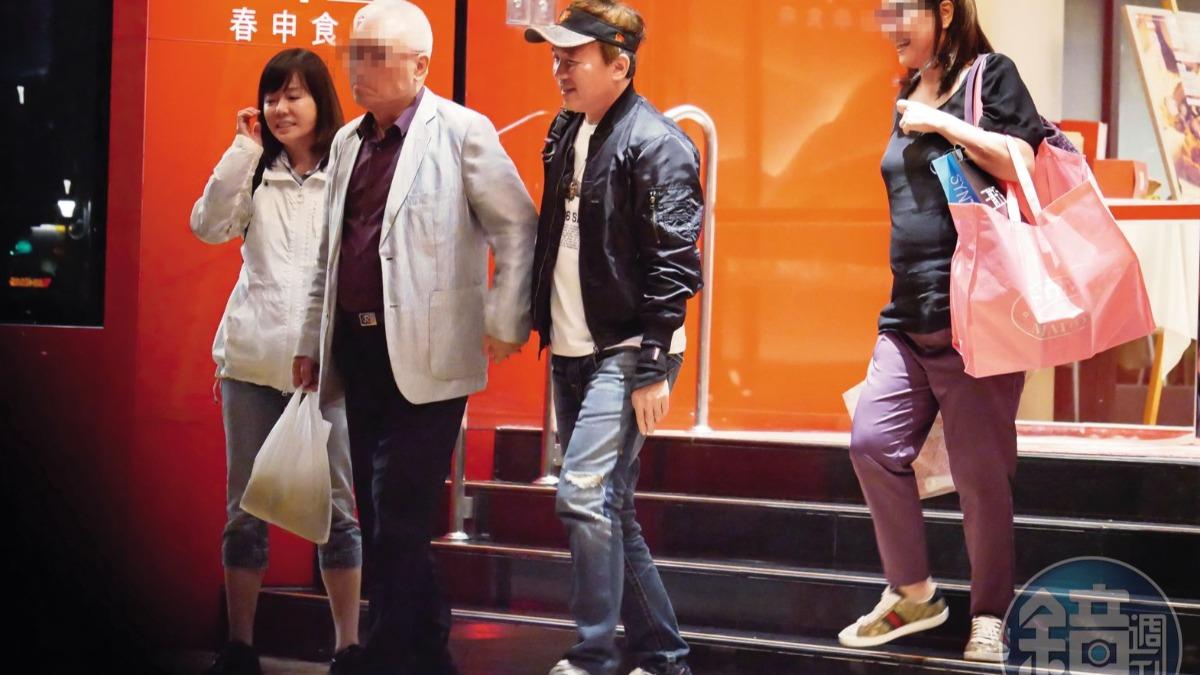 2019年，孫鵬（右2）、狄鶯（左1）和孫爸（左2）、大姑（右1）一起聚餐，一家人看起來頗和樂。（圖／鏡週刊提供）