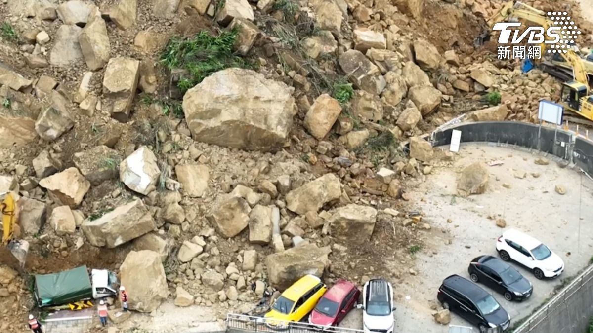 基隆走山「百噸巨石崩落」掩埋3車已移出 最快這天恢復通行