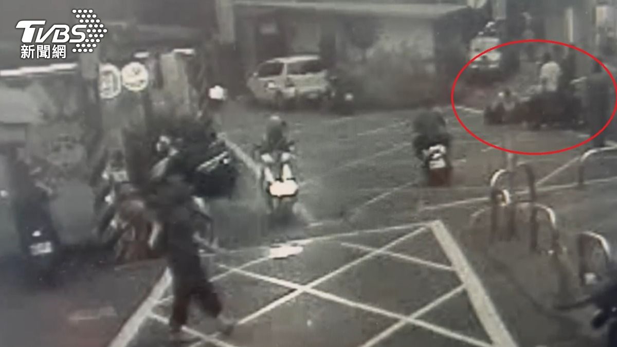 監視器拍下衝突過程。(圖/TVBS)