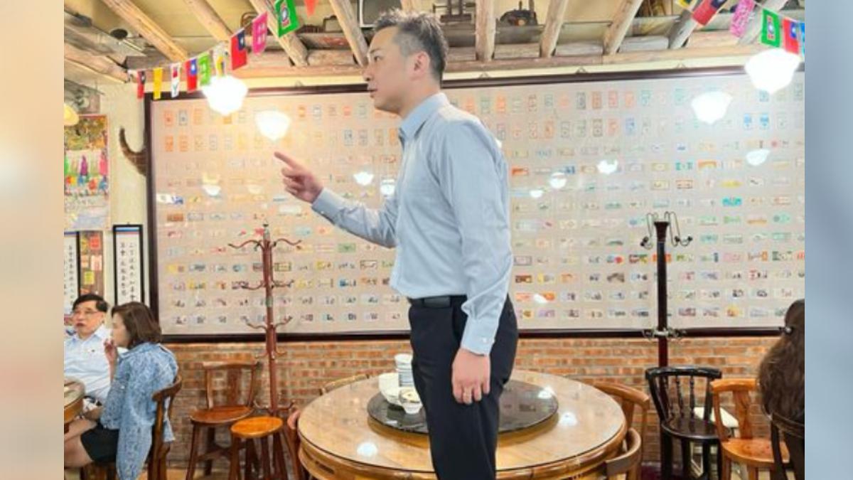 主播王軍凱前往餐廳打卡,模仿黃仁勳。(圖/翻攝自王軍凱臉書)