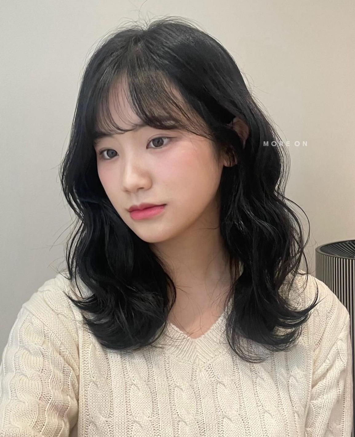 從頭頂開始至髮尾的雲朵燙，讓人五官變得更精緻。（圖／翻攝自@moreon.se2unIG）
