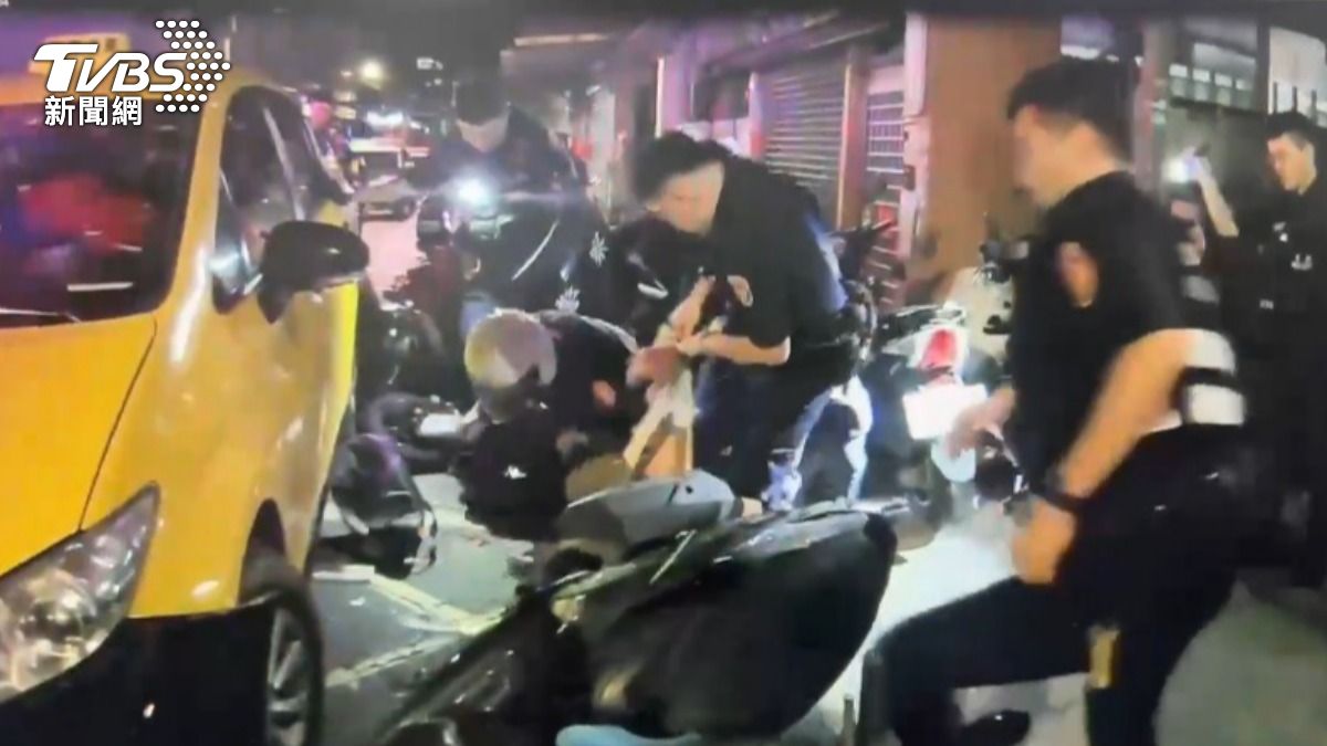 警方將劉姓運將拉下車逮捕。(圖/TVBS)