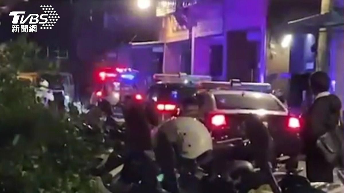 劉姓通緝犯拒捕逃進死巷,遭到大批警力包圍。(圖/TVBS)