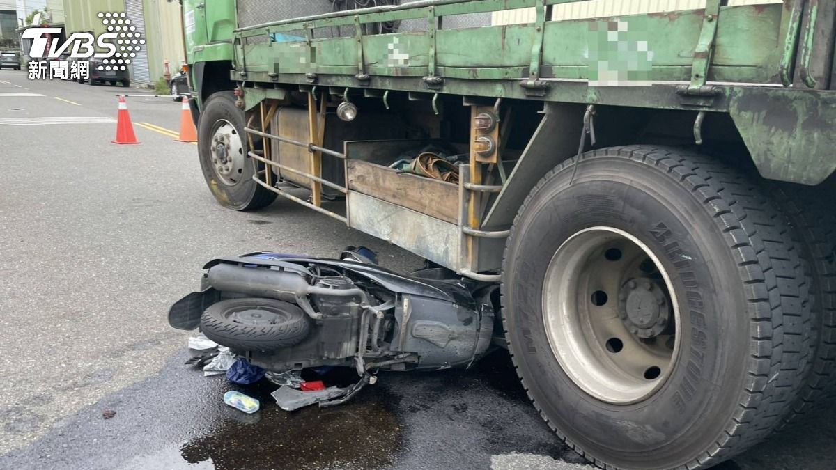 台南騎士等紅燈遭大貨車「逆向撞」捲車底 恐怖輾壓畫面曝