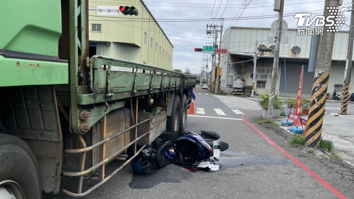 機車卡在大貨車左後輪，陳男手腳骨折送醫。（圖／TVBS）
