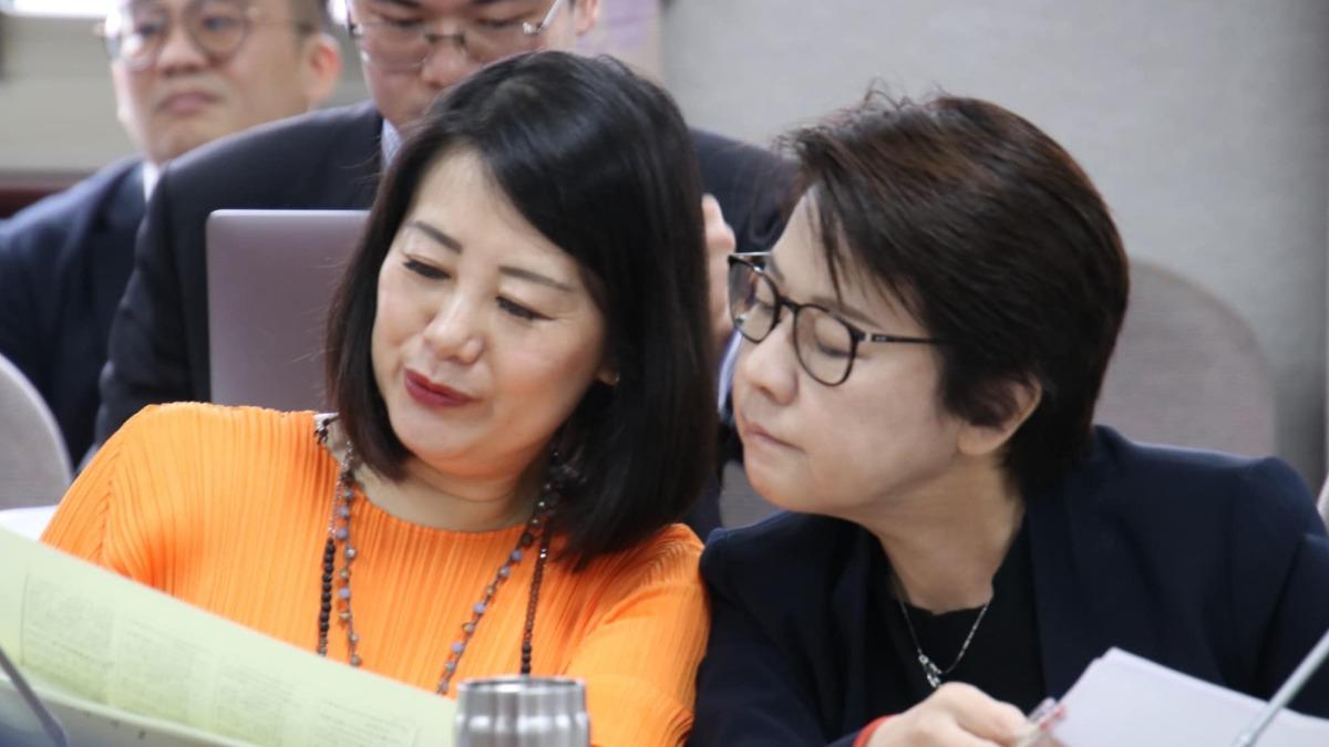 吳思瑤曬合照喊「朝野破冰」 黃珊珊冷回:委員會討論很正常