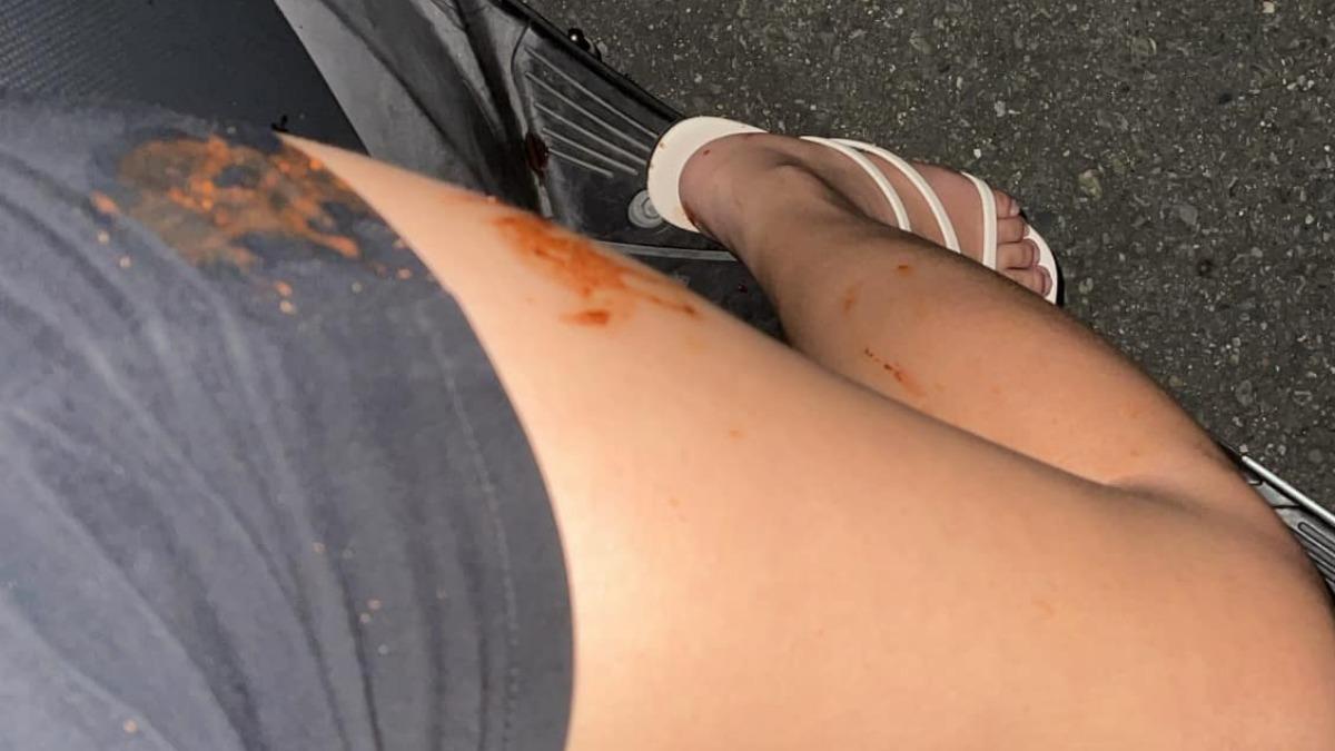 好噁!高雄正妹遇行車糾紛 男路怒尾隨她「吐一身檳榔汁」