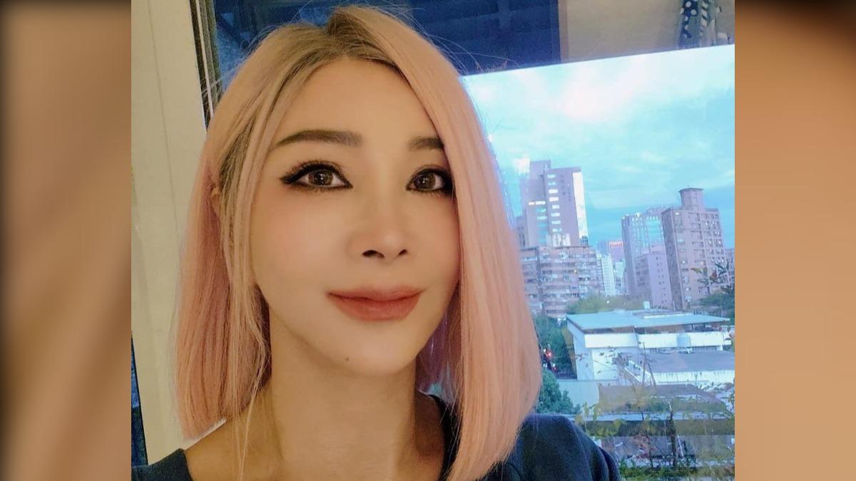 陳美鳳「全框眼線、粉紅短髮」撞臉電音女神 網友:以為30歲