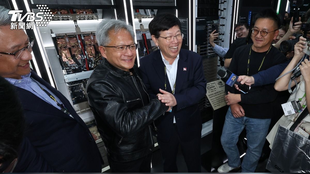 黃仁勳和鴻海董事長劉揚偉在展場間把氣氛炒到最高點。(圖/葉志明攝)