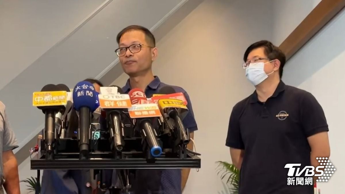 雨傘哥還原戳錯人的經過，並向長髮哥致歉。（圖／陳祁攝）