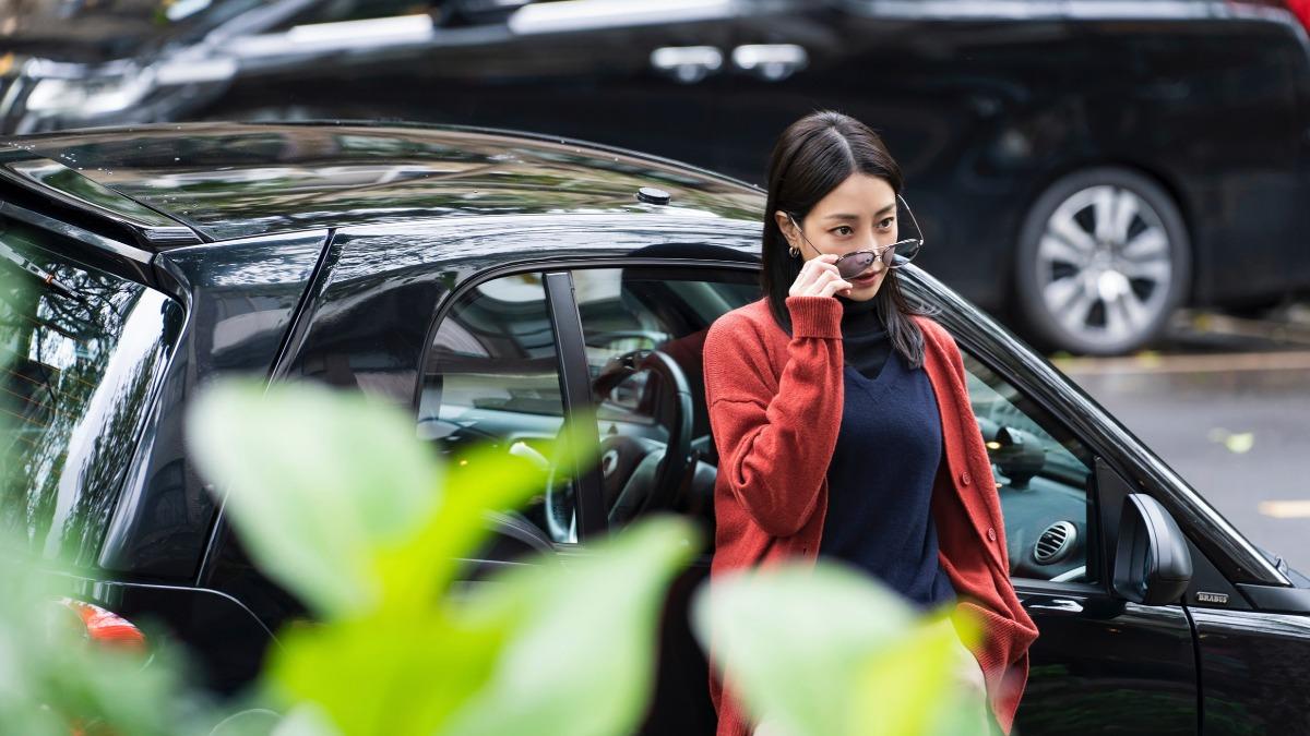 謝欣穎透露以前曾被煞到，去廟裡拜拜後喝過符水。（圖／華映提供）