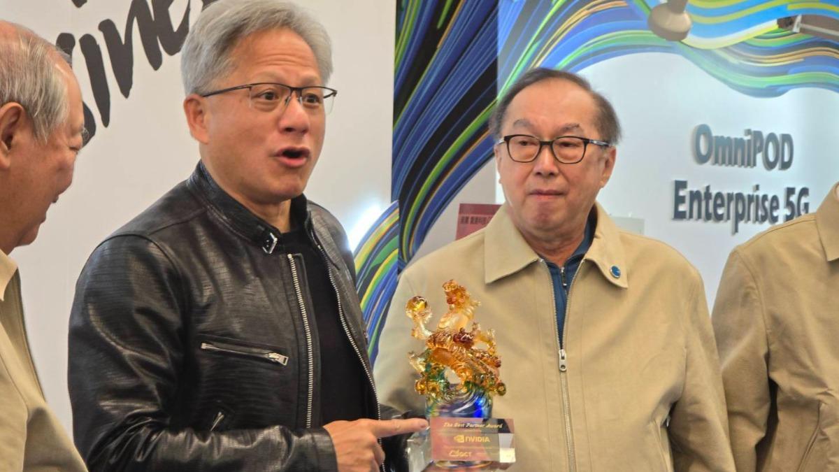 最棒夥伴！黃仁勳逛展首站選雲達　林百里：AI太好玩要延後退休