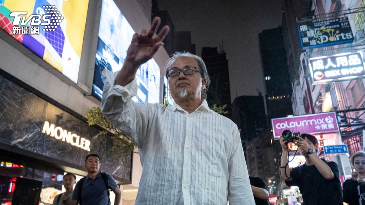 六四35週年!港藝術家街上比劃「8964」遭20名港警包圍逮捕