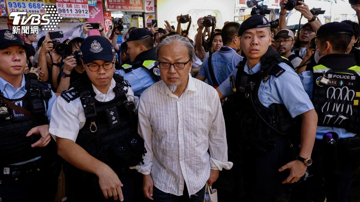 三木在眾目睽睽之下，遭到數量誇張的警力包圍逮捕。（圖／達志影像路透社）