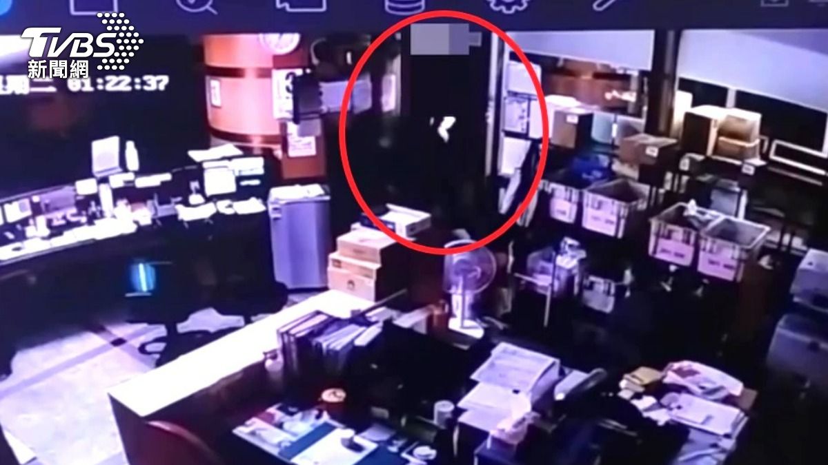 醉男大鬧永和社區！保全制止被比中指毆打命危送醫