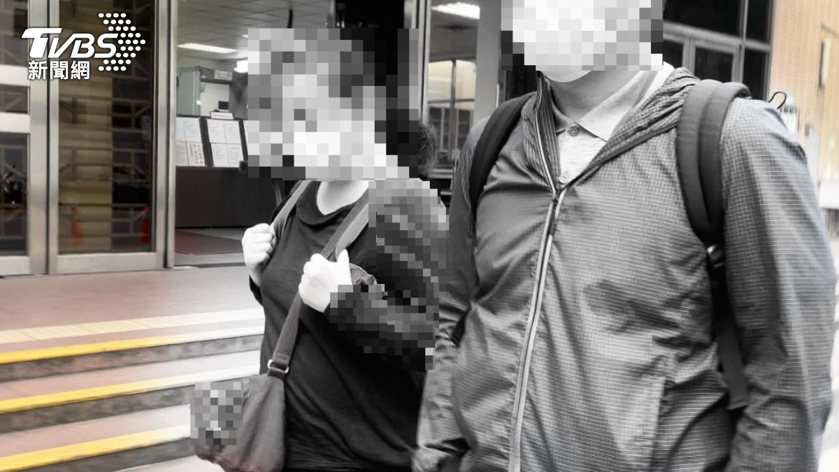 桃園某國小徐姓女老師(左)在律師陪同下出庭。(圖/潘千詩攝)