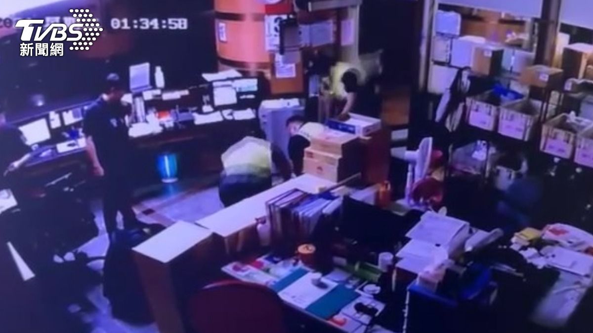 救護人員到場搶救。(圖/TVBS)