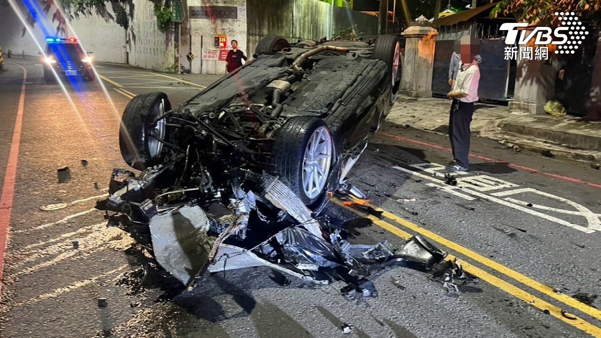 耍帥釀「翻車」？高雄男深夜自撞　500萬雙門跑車烏龜翻