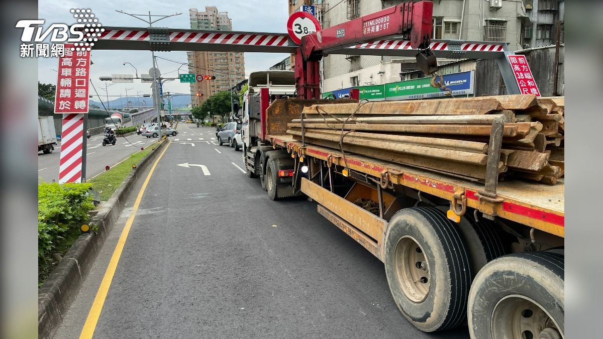 快訊/又撞了!新北吊車撞斷限高桿 永和環河東路塞爆