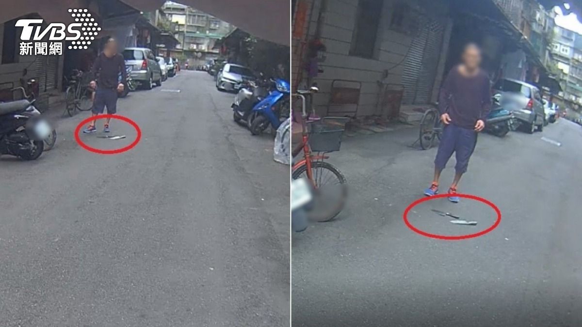 廖男帶2把菜刀在街頭閒晃,警方持槍喝止後棄刀。(圖/TVBS)