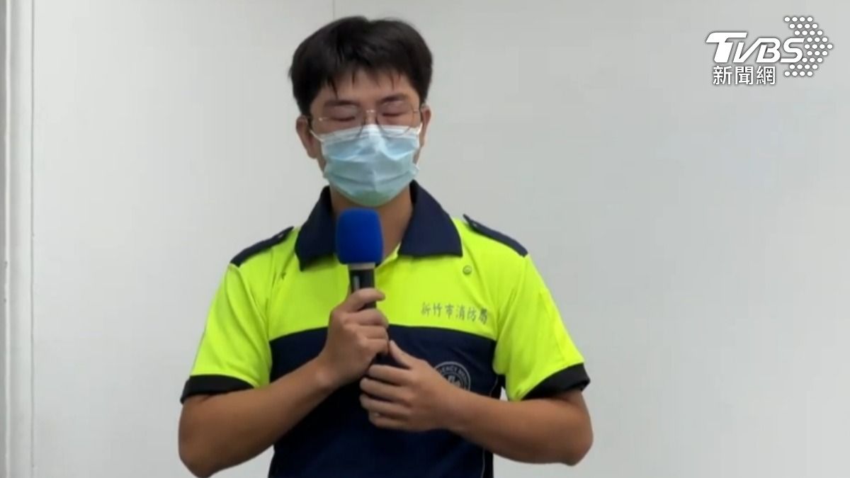 救火的基層消防救護員高瑞彤還原當日聽到無線電的過程。(圖/TVBS)