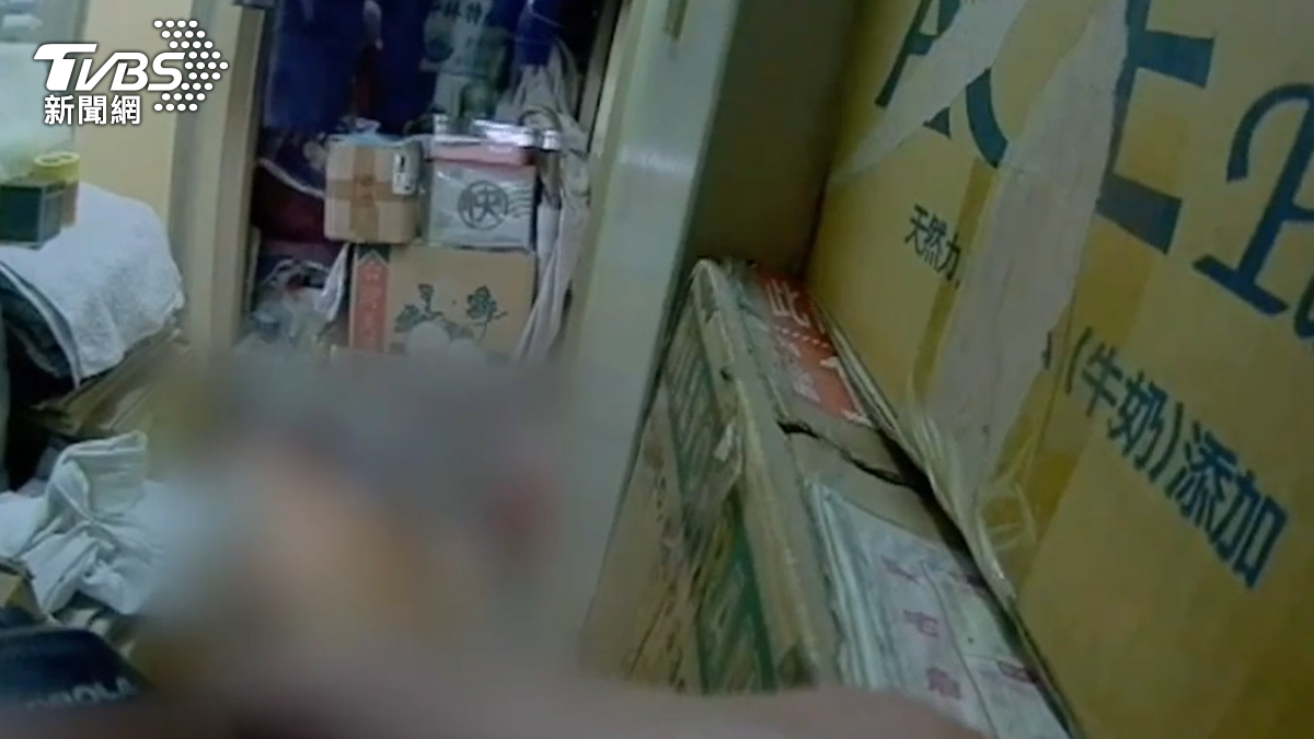 老翁倒臥在浴室前。(圖/TVBS)