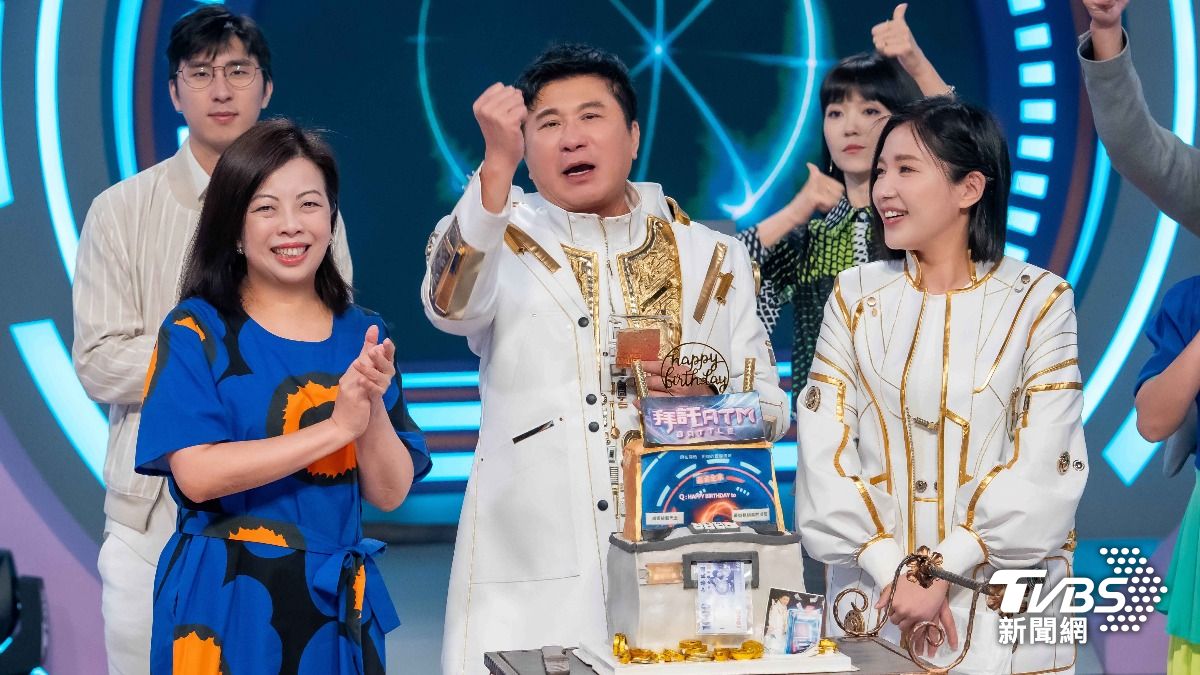 胡瓜與TVBS總經理劉文硯、Sandra開心合影。(圖/TVBS)