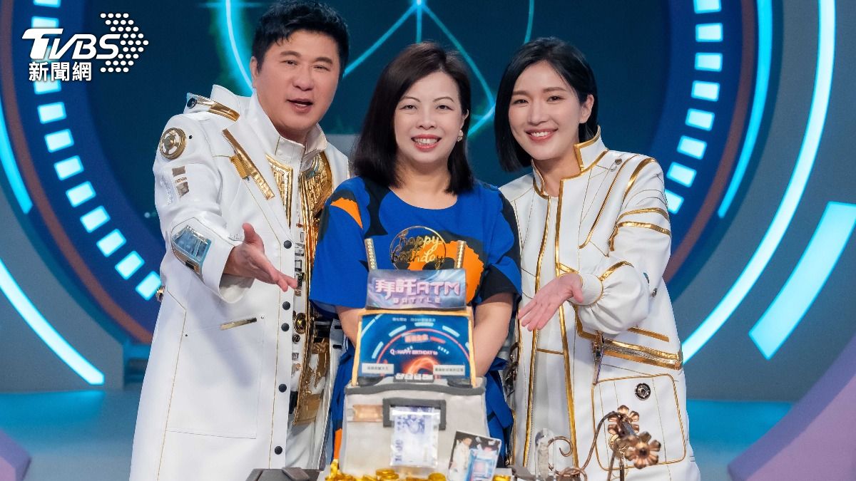 胡瓜與TVBS總經理劉文硯、Sandra開心合影。(圖/TVBS)